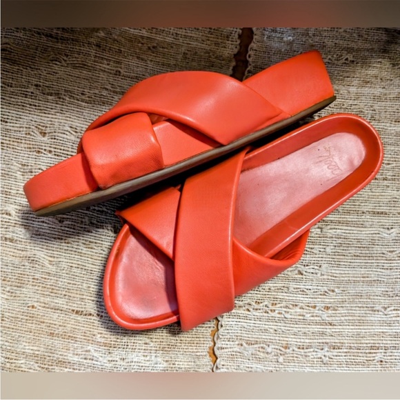 Beek Rhea Crisscross Platform Slide Sandal POPPY 
Size 9 - Picture 2 of 6